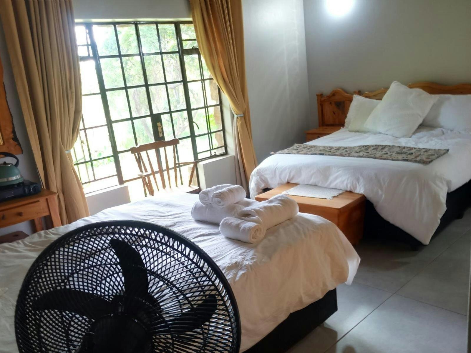 Vleiloerie: queen beds and a fan