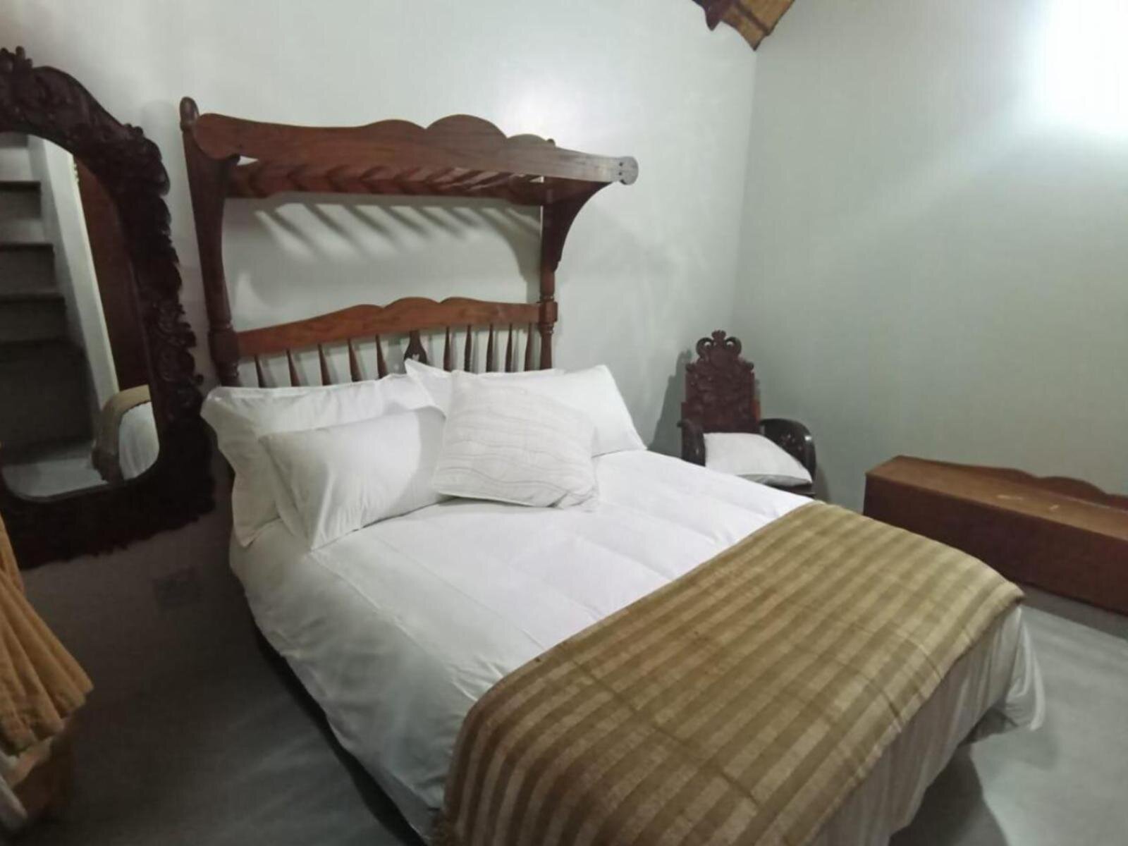 Swaeltjie: carved headboard