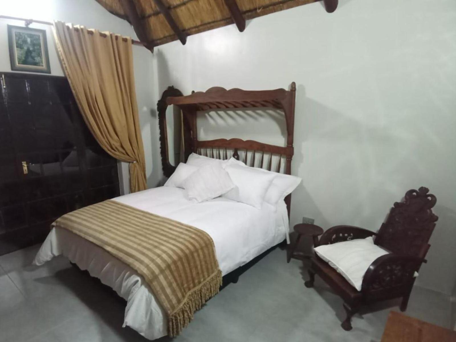 Swaeltjie: queen bed and armchair